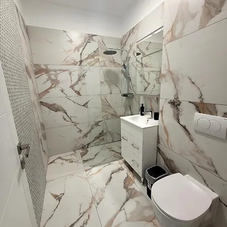 Modern Near Campus & Mamaia Netflix Wi-fi Apartament